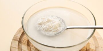Como a água de arroz fermentada pode turbinar o crescimento de suas plantas
