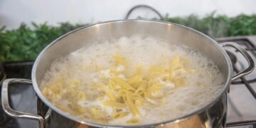 Você nunca mais vai jogar fora a água da massa depois de saber disso