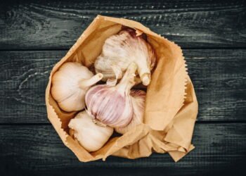 Você nunca mais vai jogar casca de alho fora depois de saber disso