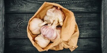 Você nunca mais vai jogar casca de alho fora depois de saber disso