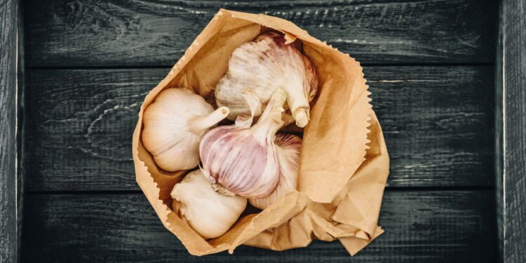 Você nunca mais vai jogar casca de alho fora depois de saber disso