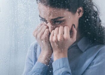 7 sinais de ansiedade silenciosa que passam despercebidos