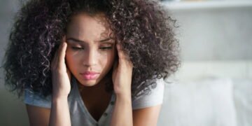 Enrolar o cabelo é só um hábito ou algo mais profundo? A psicologia explica