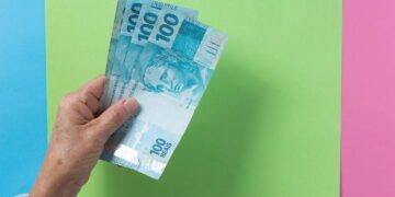 Trabalhadores de baixa renda vão receber até um salário extra; veja detalhes