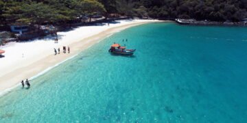 No 'caribe brasileiro' o mar brilha mais que neon e o silêncio parece coisa de cinema