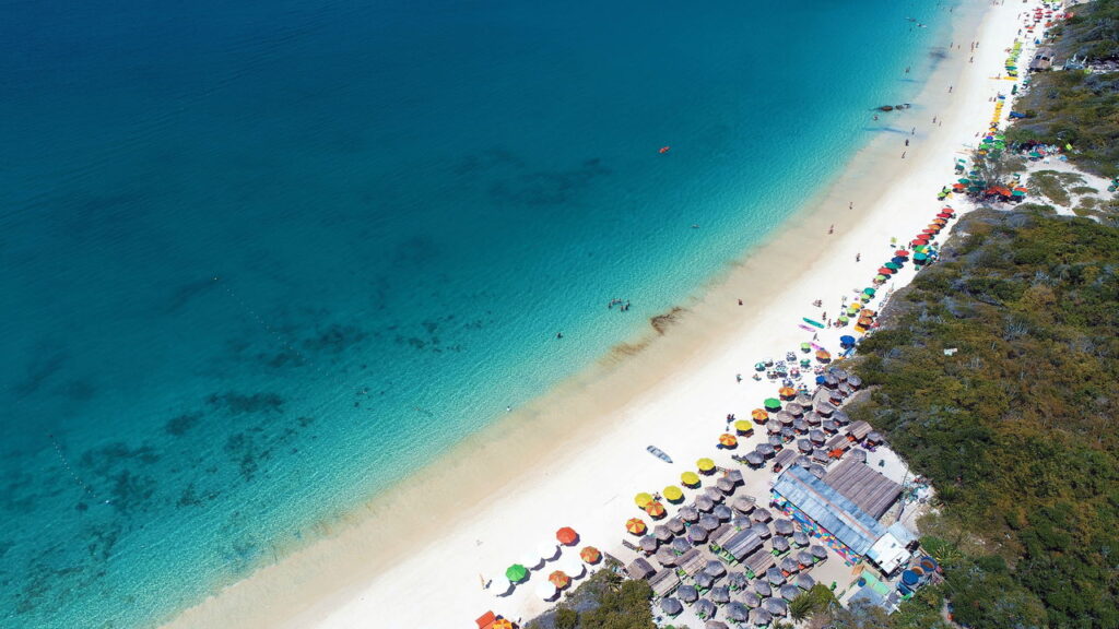 Essa cidade do RJ está encantando quem busca paz e mar cristalino