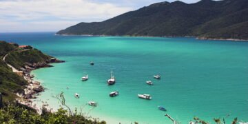 No 'caribe brasileiro' o mar brilha mais que neon e o silêncio parece coisa de cinema