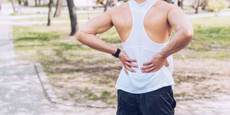 Dor nas costas constante pode ser sinal de algo sério