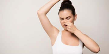 Você sabe o que realmente causa o mau odor corporal? Aprenda formas de se livrar do mau cheiro!
