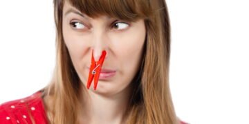 Você sabe o que realmente causa o mau odor corporal? Aprenda formas de se livrar do mau cheiro!