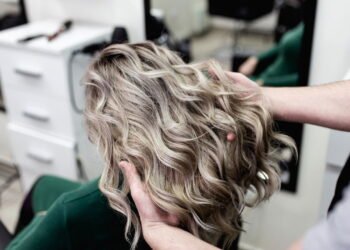 Cabelos curtos ganham brilho natural com nova tendência discreta