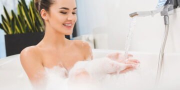 O banho morno no fim do dia pode ajudar seu corpo a dormir melhor à noite
