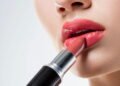 Atriz revela truque com o dedo que mostra o tom de batom ideal
