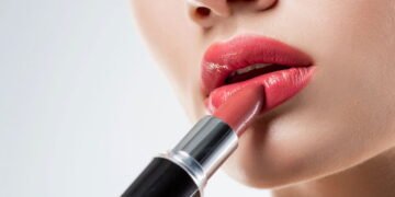 Atriz revela truque com o dedo que mostra o tom de batom ideal