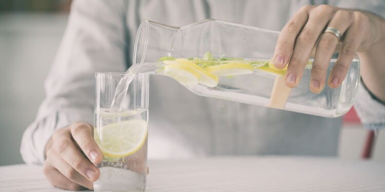 Água com limão em jejum é um benefício real ou apenas mito?