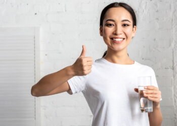 Existe uma maneira fácil de remover microplásticos da água que você bebe