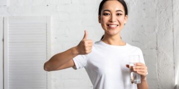 Existe uma maneira fácil de remover microplásticos da água que você bebe