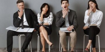 Você boceja quando vê alguém bocejando? A ciência explica