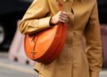 Esta bolsa com formato curvo está bombando entre as influenciadoras