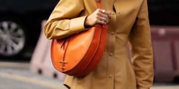 Esta bolsa com formato curvo está bombando entre as influenciadoras