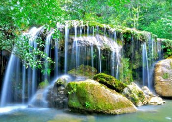 A cidade brasileira que está encantando o mundo com suas águas azuis