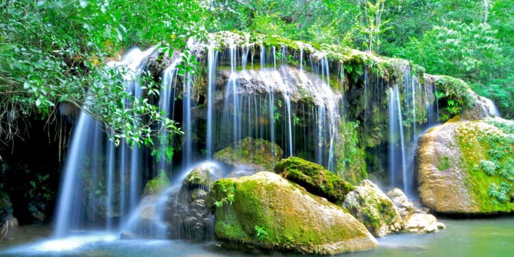 A cidade brasileira que está encantando o mundo com suas águas azuis