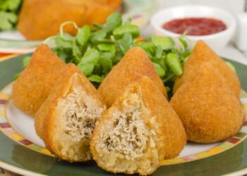 Essa coxinha com massa de mandioca virou a queridinha das cozinhas brasileiras
