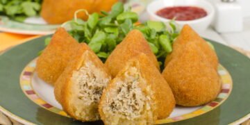 Essa coxinha com massa de mandioca virou a queridinha das cozinhas brasileiras