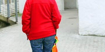 Psicologia explica por que alguém caminha com os olhos no chão