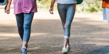 Estudo analisou o resultado que várias caminhadas curtas ou uma longa faz no corpo e qual a melhor