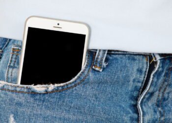 Uso de celular no bolso pode afetar a fertilidade masculina? Especialistas revelam