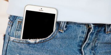 Uso de celular no bolso pode afetar a fertilidade masculina? Especialistas revelam