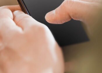 Celulares escutam tudo? A verdade sobre o microfone espião