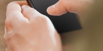 Celulares escutam tudo? A verdade sobre o microfone espião