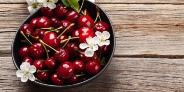 Como plantar cereja em casa com sucesso e colher frutas lindas