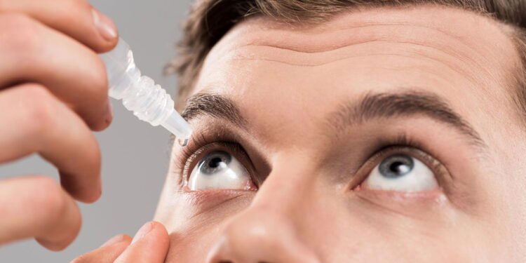 Aprovado o primeiro colírio para quem tem dificuldade de focar perto após os 40 anos