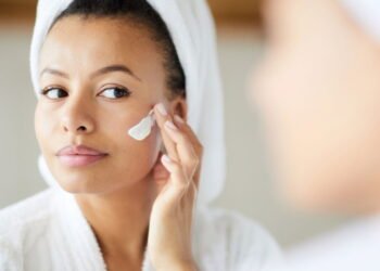 Dr. Lair Ribeiro, cardiologista, alerta que desequilíbrio hormonal pode vir do seu creme hidratante