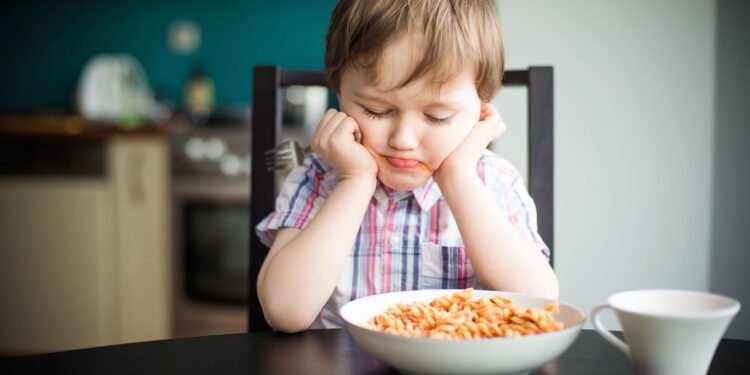 Criança se alimentando - Créditos: depositphotos.com / djedzura