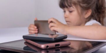 Você vai se assustar com os efeitos das telas no cérebro infantil