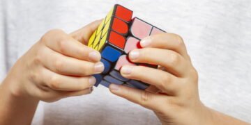 5 benefícios incríveis do cubo mágico para o cérebro após os 65 anos