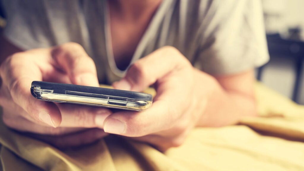 O impacto que a luz azul à noite tem no seu sono e no seu humor