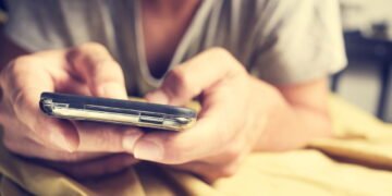 O impacto que a luz azul à noite tem no seu sono e no seu humor