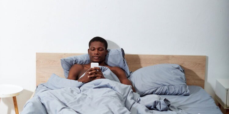 O impacto que a luz azul à noite tem no seu sono e no seu humor