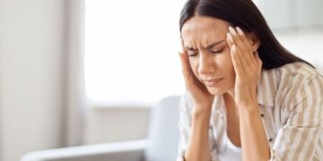 Os hábitos mais perigosos que causam dor de cabeça sem você perceber