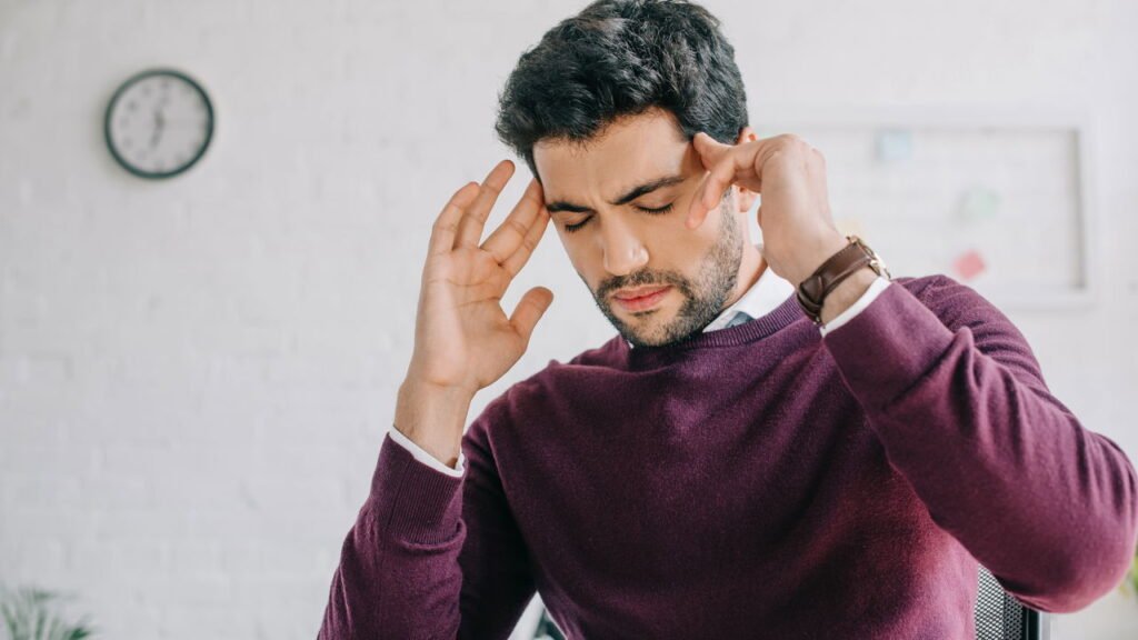 Os hábitos mais perigosos que causam dor de cabeça sem você perceber