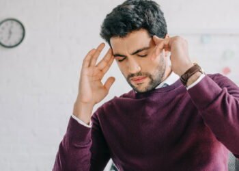 Os hábitos mais perigosos que causam dor de cabeça sem você perceber