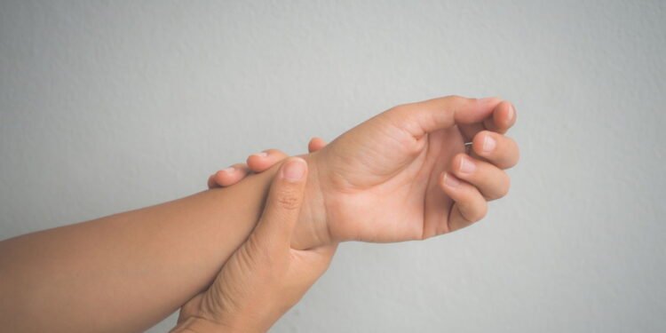 A melhor forma de evitar dor nas mãos ao usar celular e PC