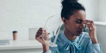 Dr. Juan Lambert, Médico, “Tremores nos olhos ou pernas? Esses nutrientes podem ser a chave para o alívio”