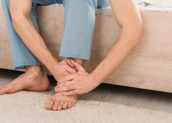 Sente dores nos pés ao acordar? Alongamento pode prevenir a Fascite Plantar!