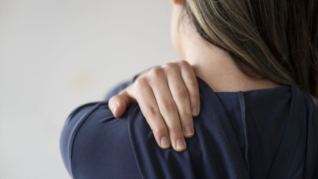 Dor no ombro à noite pode piorar com essa posição comum ao dormir